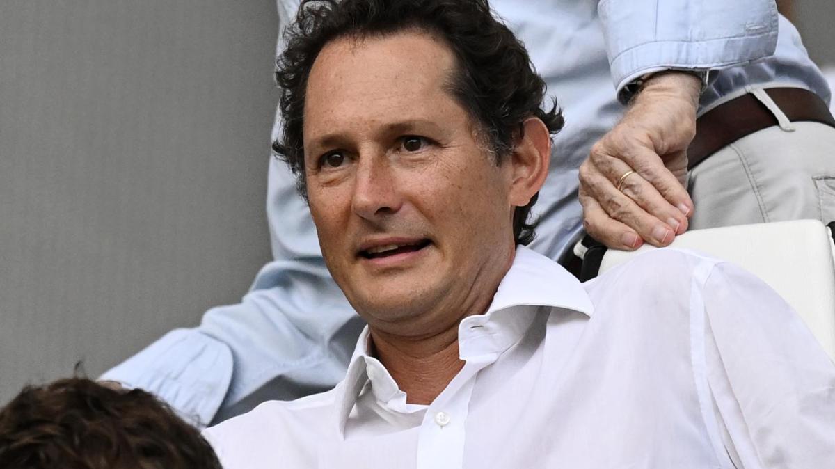 Elkann tuona contro i piloti Ferrari: "Si concentrino a guidare e parlino meno"