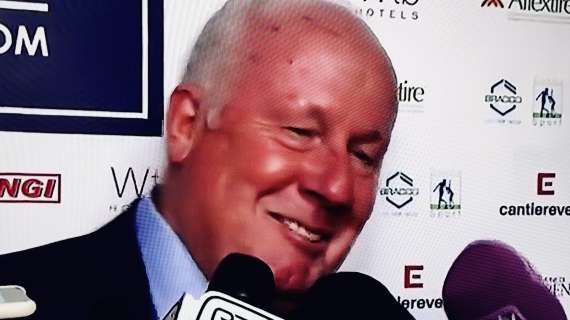 Liam Brady fa visita alla Juventus, l'ex centrocampista ospite alla Continassa