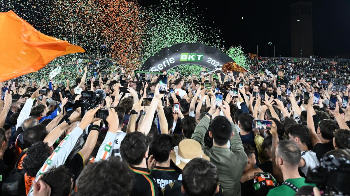 Il Venezia è la prima promossa, pareggia a La Spezia 2-2 e torna in Serie A
