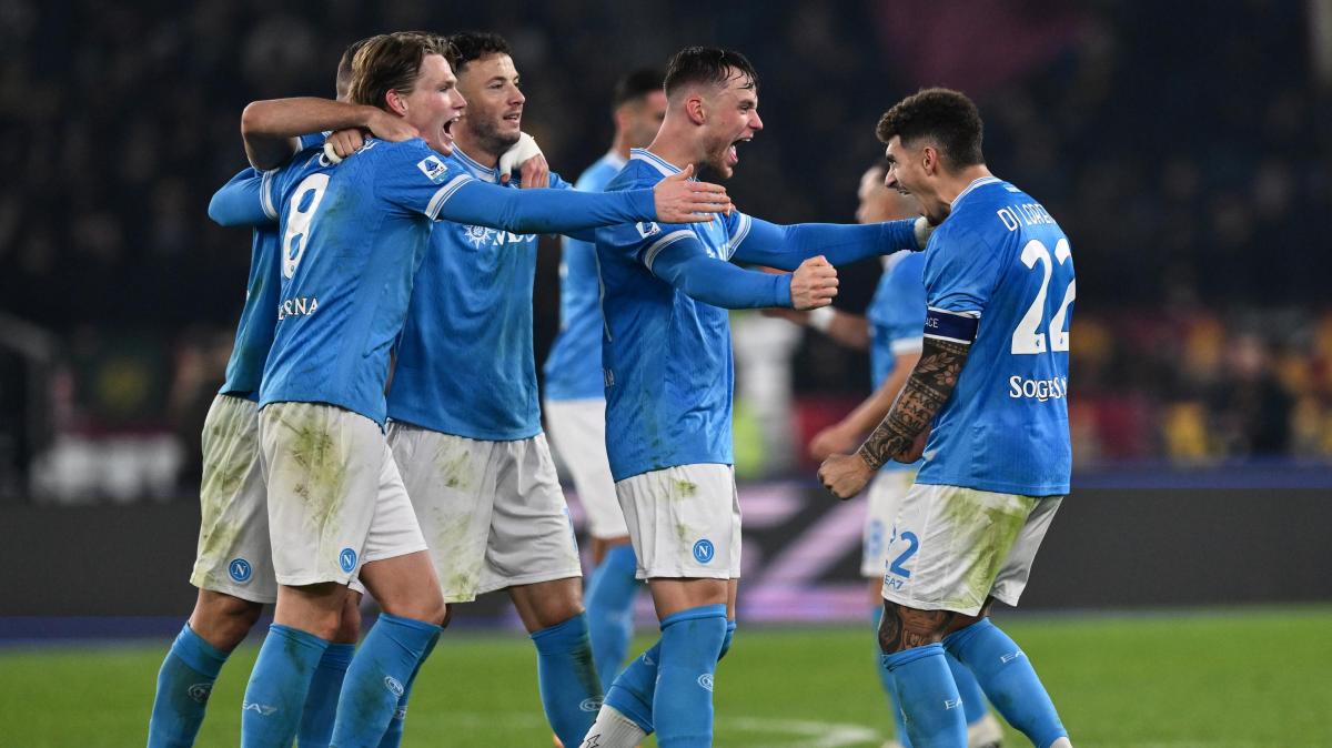 Neres affonda la Roma, il Napoli è primo con il Milan