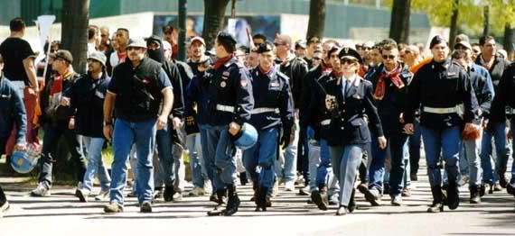 I tifosi del PSV invadono Torino, il VIDEO del corteo olandese