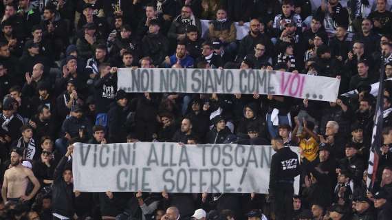Fiorentina Juve, striscione bianconero: «Vicini alla Toscana». Dall'altra  parte spunta una sciarpa del Liverpool - FOTO