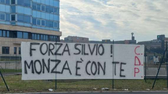 'Forza Silvio, Monza è con te', striscione ultrà al San Raffaele