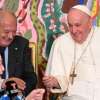 De Laurentiis porta 2 maglie del Napoli al Papa: "Sarebbe bello se le esponesse nell'Angelus"