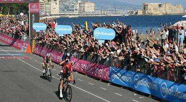 Napoli si tinge di rosa per il Giro d'Italia