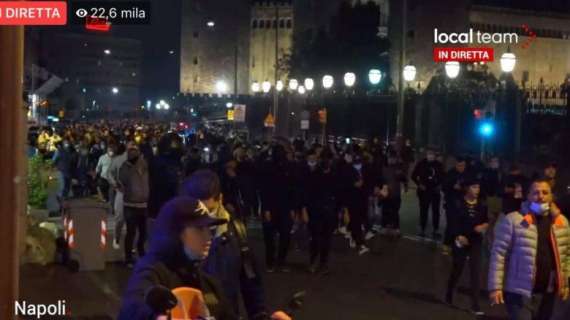 Folla in piazza contro De Luca contro il coprifuoco a Napoli