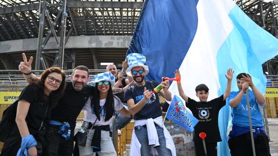Bolgia al Maradona, Piazza Plebiscito gremita per il maxischermo: l'attesa di Napoli-Cagliari