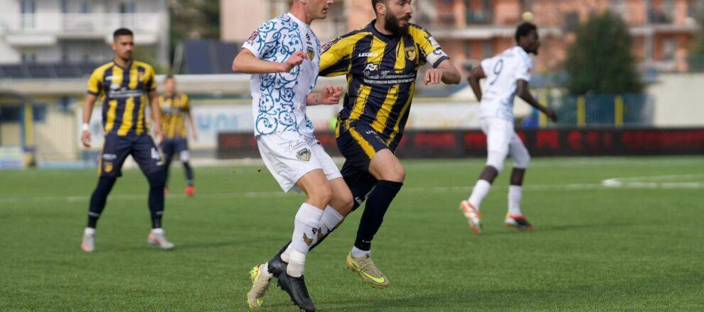 Buon pari a Giugliano per il Latina, finisce 1-1