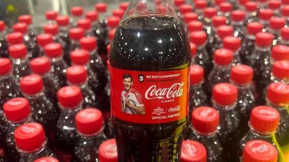 La Coca Cola lancia la bottiglia con l'immagine di Kvaratskhelia