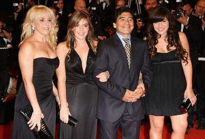 Maradona, giallo eredità: l'ex moglie e le figlie sarebbero escluse dal testamento