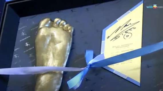 Maradona, un monumento al suo piede sinistro in una piazza di Scampia
