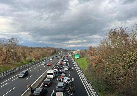 Autostrada bloccata, scontri tra tifosi di Roma e Napoli