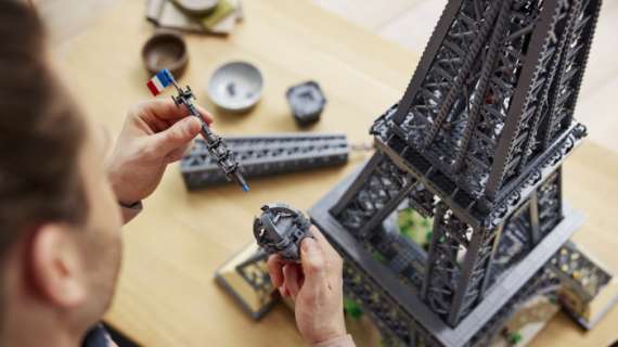 E alla fine la Torre Eiffel divenne di mattoncini LEGO