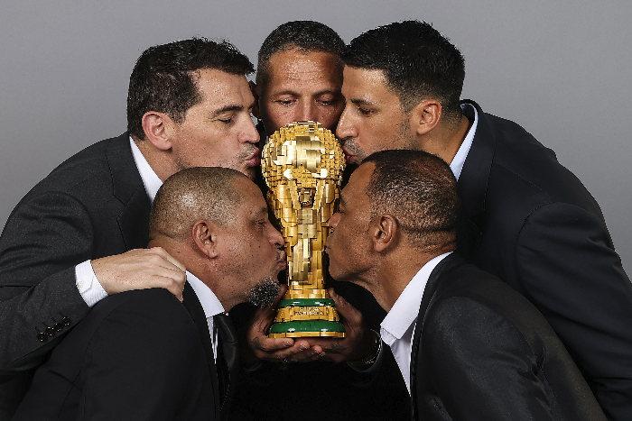 Cinque leggende festeggiano con la Coppa del Mondo Fifa LEGO Editions 