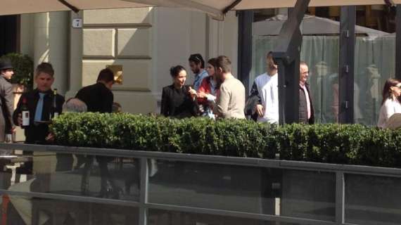 Gli ex romanisti si gustano la vendetta a pranzo: ecco Rosi e Aquilani con le bellissime compagne 
