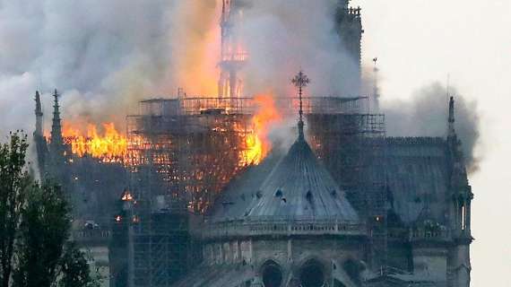 Il mondo del calcio piange la tragedia di Notre-Dame