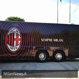 L'arrivo del pullman del Milan a San Siro accolto dalla Curva Sud