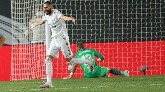 Liga, Real Madrid-Valencia 3-0. Benzema super, Asensio torna in campo e va in gol: Barça a due punti