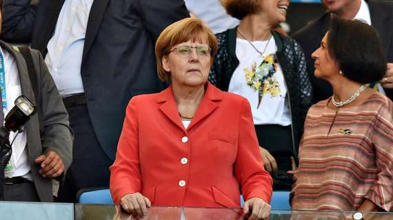 Angela Merkel sul calcio tedesco: "Giocare senza pubblico non è il peggio che possa capitare"