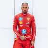 F1 | Hamilton in rosso: la prima foto in tuta Ferrari fa impazzire i social