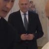 F1 | John Elkann dona un volante Ferrari (con l'errore) a Papa Leone XIV