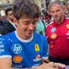 F1 | Ferrari, bagno di folla a Milano per Hamilton e Leclerc: autografi infiniti
