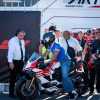 F1 | Hamilton ingresso da star nel paddock: in sella ad una Ducati tricolore