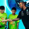 F1 | Cina, Hamilton in versione "maestro" a scuola: la lezione di Lewis