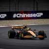 F1 | Sprint Race, Hamilton spinge Norris fuori: disastro McLaren 