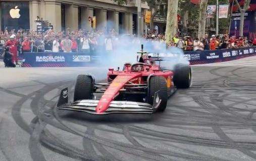F1 | Ferrari, Sainz fa impazzire i fan per le strade di Barcellona