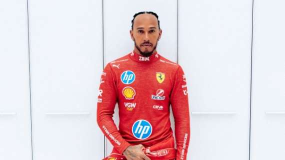 F1 | Hamilton in rosso: la prima foto in tuta Ferrari fa impazzire i social