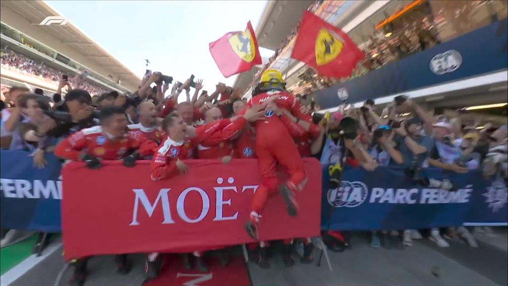 F1 | Ferrari, bagno di folla sotto al podio per Hamilton: abbraccio con tutti