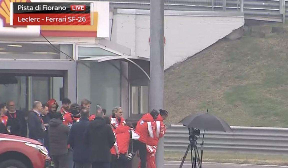 F1 Ferrari, la SF-26 è uno show: Hamilton paparazzo di Leclerc