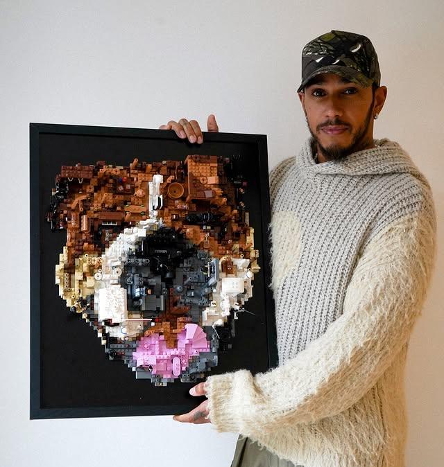 F1 News -  Hamilton e il toccante omaggio a Roscoe: il tributo in Lego 