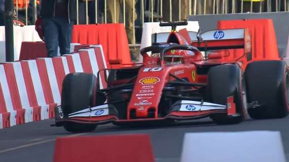 F1 | Ferrari, Milano impazzisce per Leclerc: donuts e show tra le vie del centro