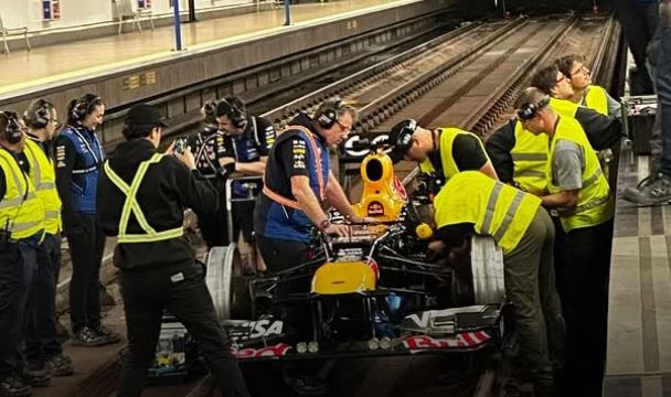 F1, Sorpresa a Madrid: una monoposto Red Bull sui binari della metropolitana