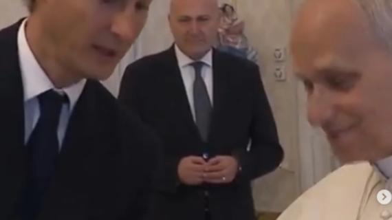 F1 | John Elkann dona un volante Ferrari (con l'errore) a Papa Leone XIV