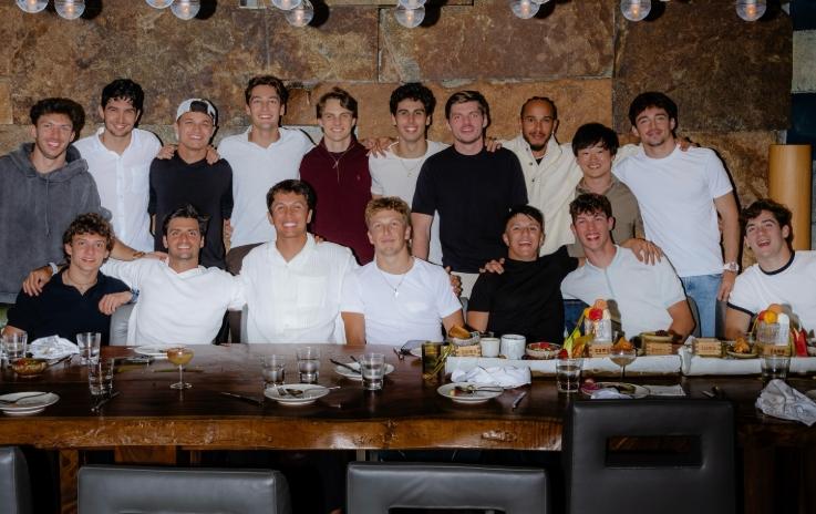Ferrari, Hamilton riunisce tutti a cena: la bella serata dei 17 piloti