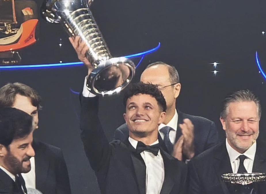 Verstappen applaude Norris al Galà FIA di Tashkent