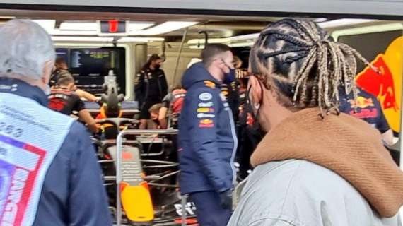 Formula 1 | Hamilton osserva la nuova Red Bull: la foto del giorno