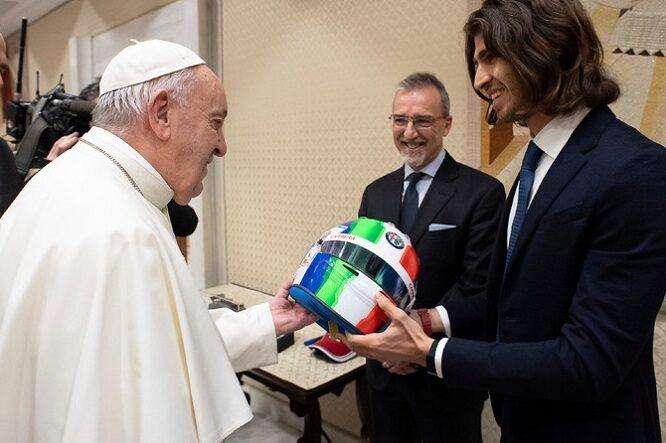 F1/ Antonio Giovinazzi in visita dal Papa come rappresentante Alfa 