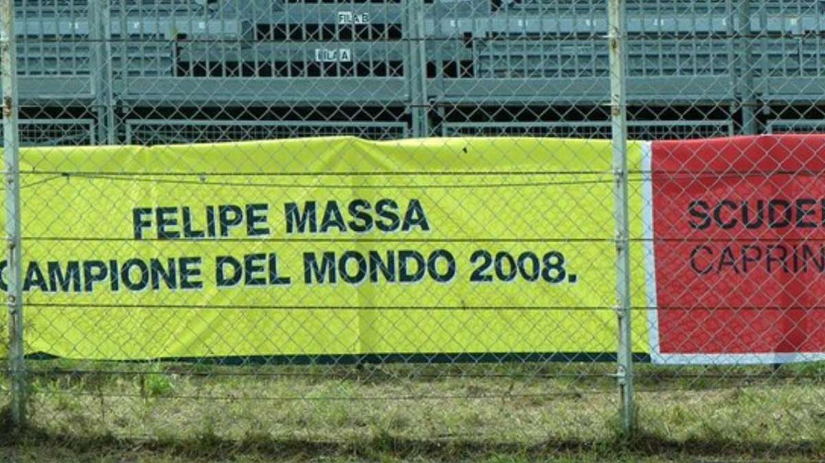 F1 | Ferrari, la F1 rimuove striscione in sostegno a Felipe Massa