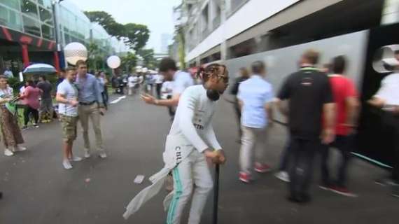 F1 / Singapore, Hamilton distrugge lo smartphone di un tifoso