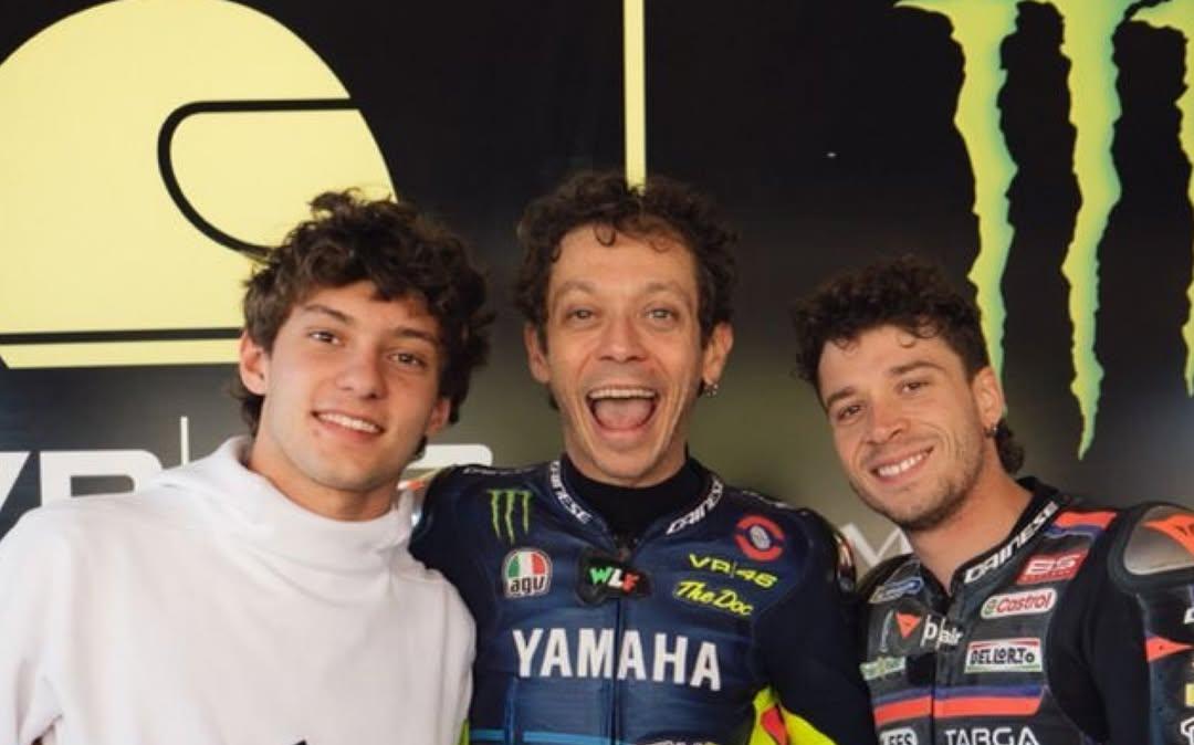 F1 | Antonelli cambia pista: adrenalina con Rossi mentre guida il mondiale