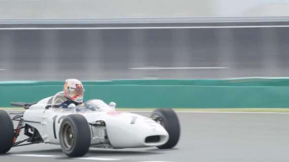 F1 / Verstappen alla guida di una vecchia Honda e sfida Sato: "Divertente!"