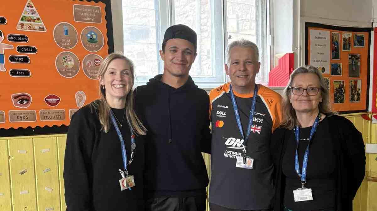 Il Campione F1 torna tra i banchi: Norris commuove la sua vecchia scuola. E quel gesto finale...