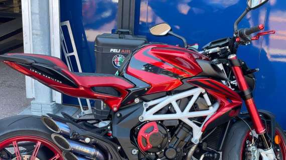 Formula 1 | Montecarlo, Hamilton arriva sulla MV Agusta Brutale 800 RR LH44