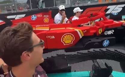 F1 | Gp Miami, è testa a testa Ferrari-Mercedes sulle LEGO Car: Russell si fomenta, Hamilton lo riprende 