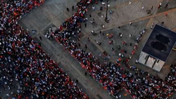 F1 | Ferrari, è un'invasione a Palazzo Reale: tifosi da tutto il mondo 