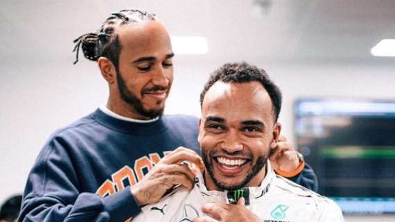 Formula 1 | Hamilton e il fratello nel simulatore Mercedes: "La prima persona disabile, un sogno"